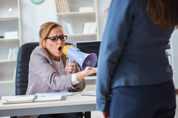 Розлючена жінка бос кричить на свого працівника
 - Фото, зображення