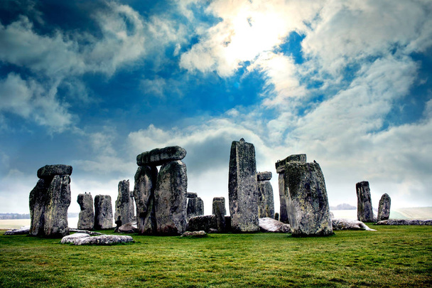 Cielo azul sobre el sitio histórico de Stonehenge
 - Foto, Imagen