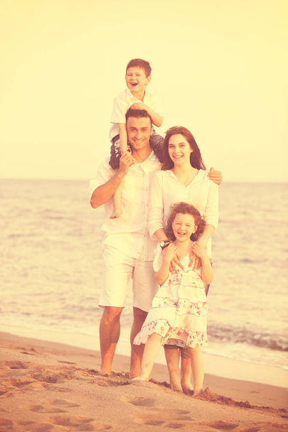 Ευτυχισμένη οικογένεια, καλή διασκέδαση στην παραλία. - Φωτογραφία, εικόνα