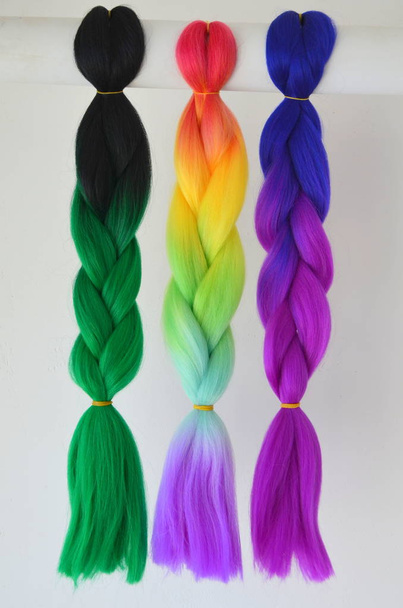 Kanekalon. ciocche artificiali colorate di capelli. Materiale per trecce da intreccio - Foto, immagini