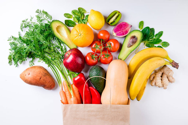 Здоровое питание. Здоровое питание в бумажном пакете фрукты и овощи на белом. Вегетарианская еда. Концепция супермаркета
 - Фото, изображение