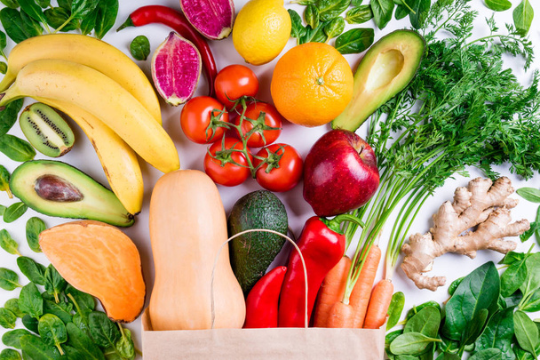 Tło zdrowej żywności. Zdrowe jedzenie w papier torba na owoce i warzywa na biały. Wegetariańskie jedzenie zbliżenie. Zakupy żywności supermarket koncepcja - Zdjęcie, obraz