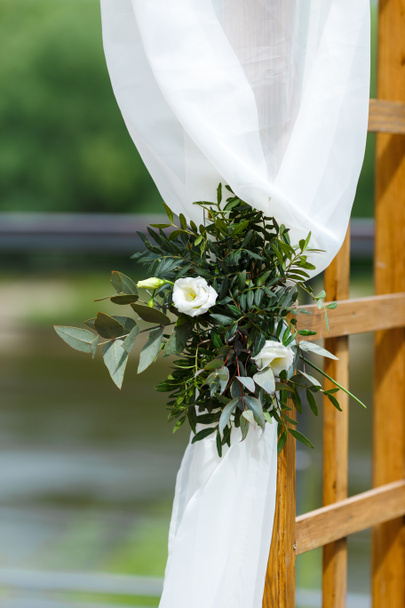 Obszar z ceremonii ślubnej, w pobliżu rzeki na molo. Drewniane rect - Zdjęcie, obraz