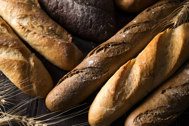 Vue du dessus de différents types de pain avec des céréales isolées
 - Photo, image