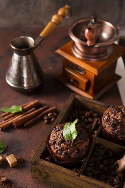 Muffins au chocolat sur une boîte en bois avec grains de café et épices
, - Photo, image