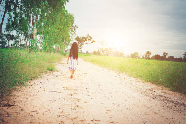 Meisje met lang haar dragen jurk loopt weg van yo - Foto, afbeelding