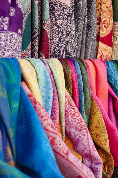 foulards sur un marché local
 - Photo, image