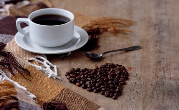 Kawa Puchar Czarna kawa napój ziarna gazety drewniane tła karo plaid serca jesień - Zdjęcie, obraz