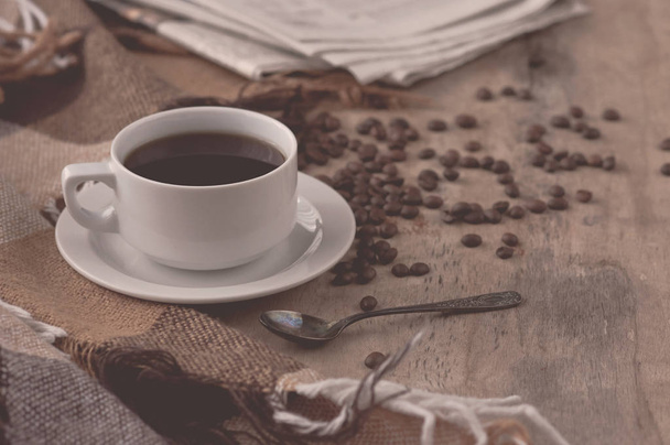 Tazza di caffè Caffè nero Bevanda calda cereali Giornali Fondo di legno A scacchi plaid Cuore Autunno
 - Foto, immagini
