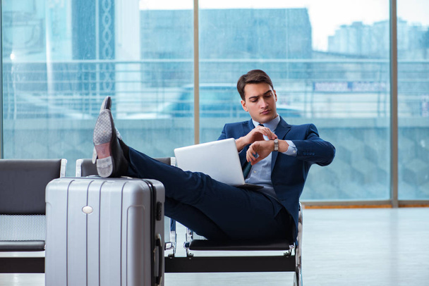 Uomo d'affari in attesa in aeroporto per il suo aereo in affari cla - Foto, immagini