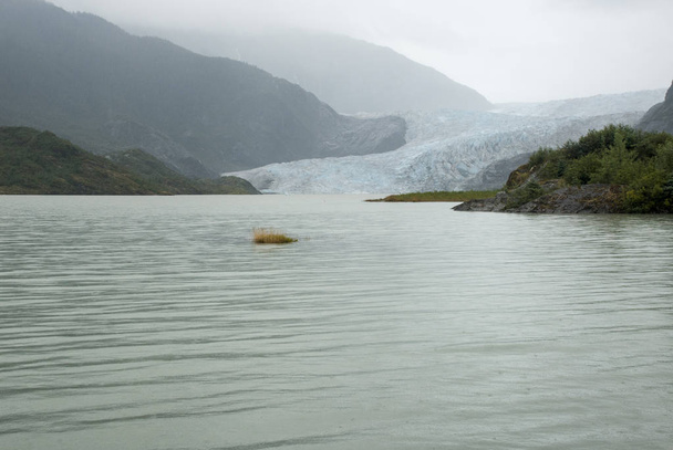 USA-ban Alaszka - mendenhall gleccser és a tó - Fotó, kép