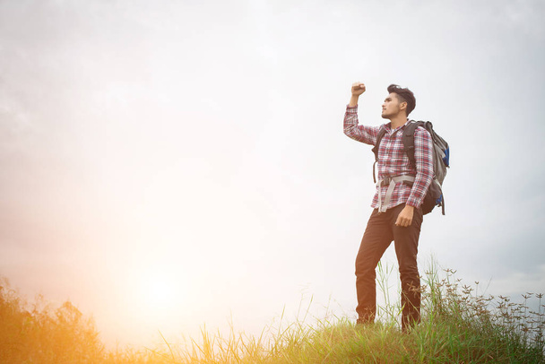 Προσωπογραφία άνδρα νέοι hipster εξωτερική αυξάνοντας τα χέρια με backpac - Φωτογραφία, εικόνα