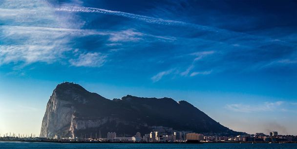 La vista del Peñón de Gibraltar se abre desde la costa española
 - Foto, imagen