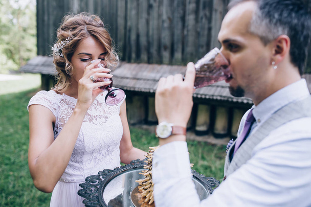 Sposi novelli con un bicchiere di champagne
. - Foto, immagini