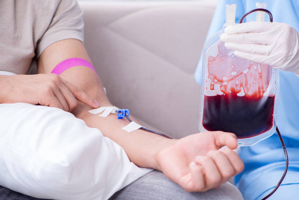 病院で輸血を受ける患者 - 写真・画像