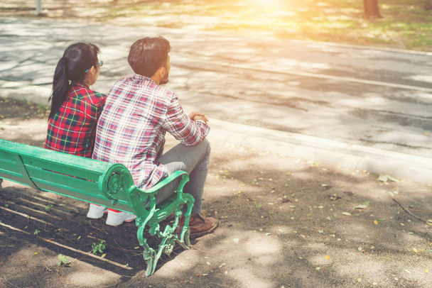 Giovani adolescenti coppia innamorata seduti insieme sulla panchina in
  - Foto, immagini
