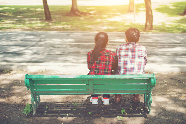 Gençler iki sonra birlikte içinde bankta oturmuş aşk  - Fotoğraf, Görsel