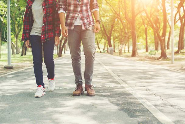 Fiatal tizenévesek pár együtt séta a parkban, nyugtató ünne - Fotó, kép