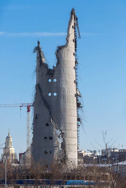 Jekatyerinburg, Oroszország-03 24 2018: a befejezetlen TV torony Jekatyerinburg Oroszországban robbanódott - Fotó, kép