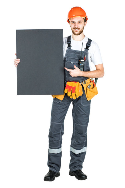 Ganzkörperporträt eines männlichen Bauarbeiters mit weißem  - Foto, Bild