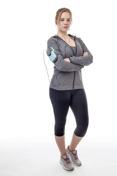 modelo de fitness femenino escuchando música en su teléfono móvil
 - Foto, imagen
