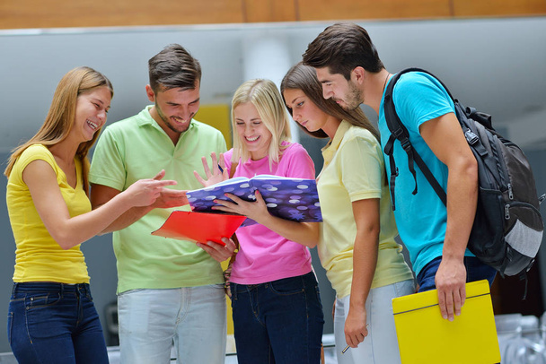 Grupo de estudiantes de pie con libros en el edificio universitario
  - Foto, Imagen