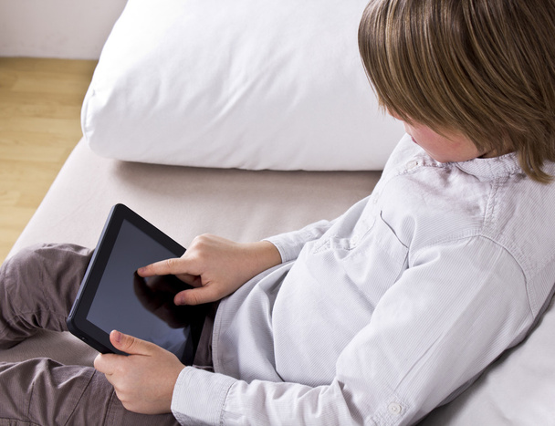 Kind mit digitalem Tablet - Foto, Bild