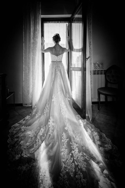 menyasszony: az ablak - Fotó, kép