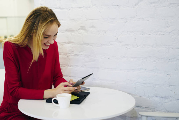 Touchpad, ara sohbet mutlu duygu reklam alanı yakınında oturan çekici kadın idari işler müdürü ile alışveriş yapma web mağaza satış ile neşeli sarışın genç kadını tatmin - Fotoğraf, Görsel