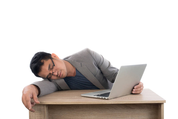 Geschäftsmann schläft neben seinem Laptop mit weißem Rücken - Foto, Bild