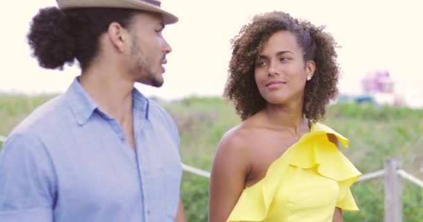 Romantische etnische paar kijken naar elkaar - Video