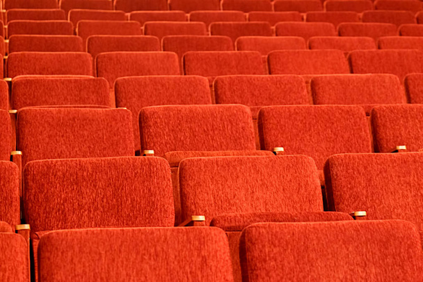 Auditorion tyhjät punaiset istuimet
 - Valokuva, kuva