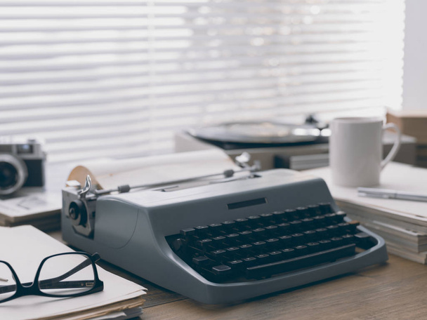 Писатель, журналист и фоторепортер винтажный рабочий стол с пишущей машинкой, камерой и проигрывателем
 - Фото, изображение