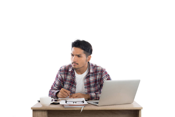 Gondolkodó fiatal ember keres el ül az ő írása közben  - Fotó, kép