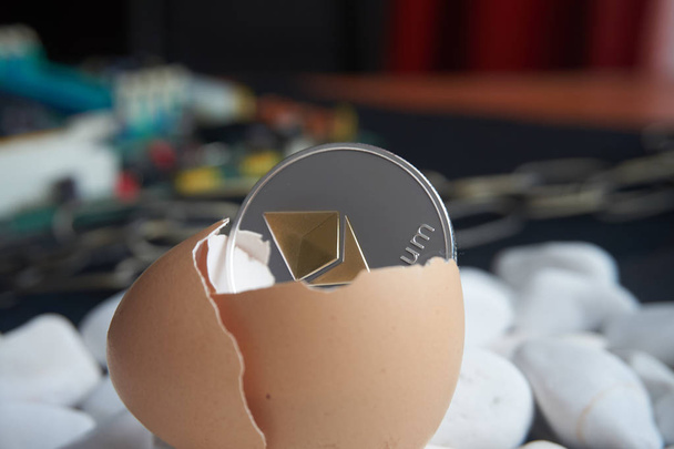 Эфириевые монеты в сломанной яичной скорлупе
 - Фото, изображение