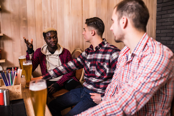 Vidám régi többnemzetiségű meg szórakoztunk, és iszik inspirációk: a csapolt sör pub. - Fotó, kép