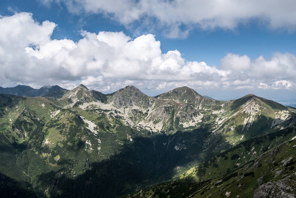 Derava, Volovec, Ostry Rohac, Placlive, Tri kopy ja Hruba kopa huiput Länsi Tatras vuoristossa Slovakiassa
 - Valokuva, kuva