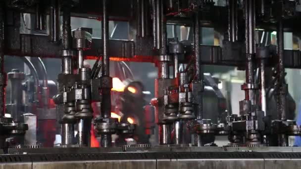 Productieproces van flessen in Glasfabriek. - Video