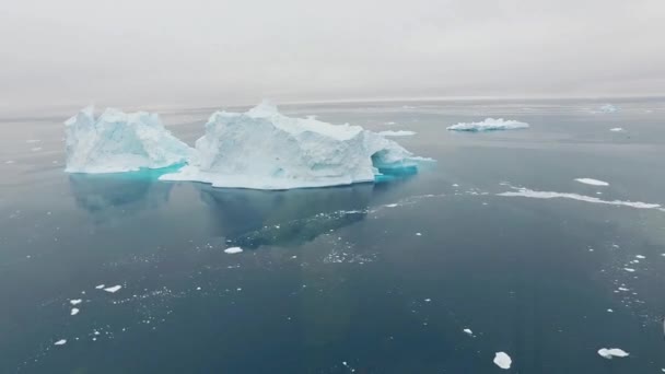 北極海のグリーンランドの北極の氷山 - 映像、動画