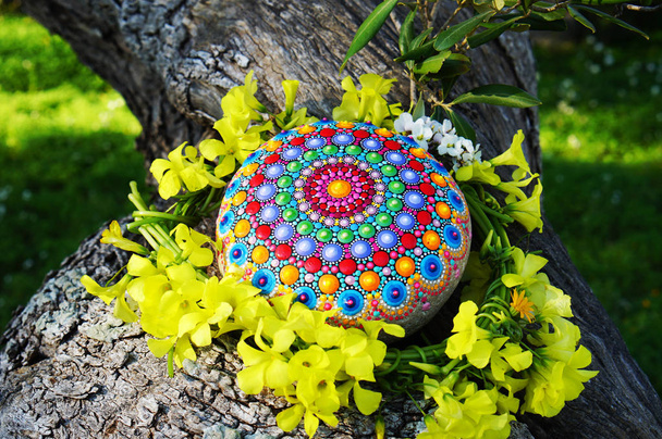 Mandala dot festmény színes kő - Fotó, kép