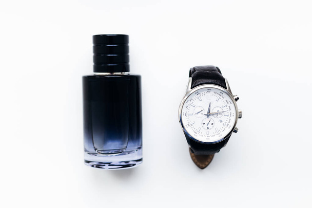 Чоловічі аксесуари: парфуми і стильний чорний годинник
 - Фото, зображення