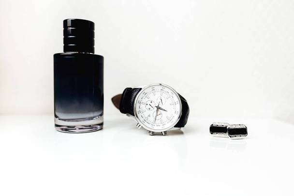 Férfi parfüm, órák és mandzsettagombokat, fehér alapon - Fotó, kép