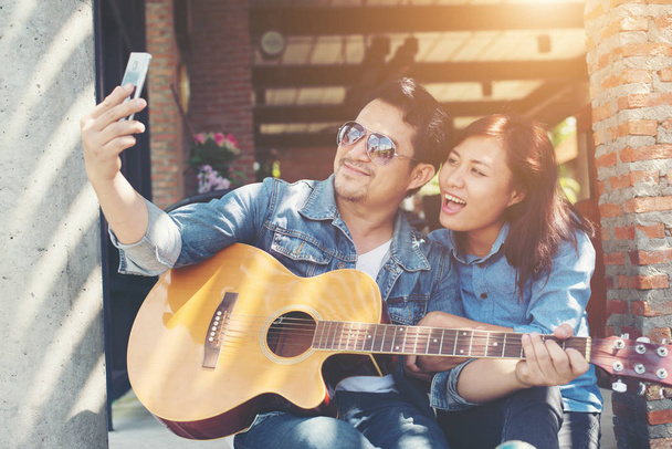 Hipster couple sitting relaxed with nice atmosphere with first d - Photo, Image