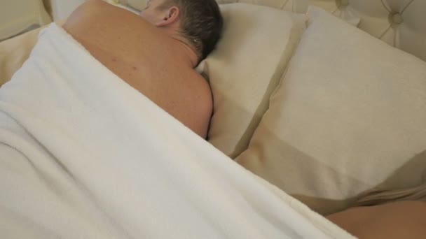 Sértett pár fekszik az ágyban - Felvétel, videó