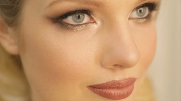 Retrato de una chica con labios llenos y cabello largo y rubio
 - Metraje, vídeo