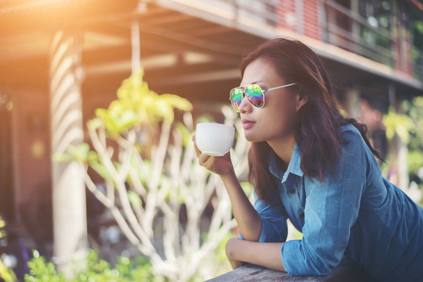 Asiática mujer bebiendo café en la mañana disfrutando de su mañana coff
 - Foto, imagen