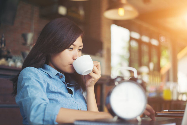 Belle femme hipster utilisant un ordinateur portable au café tout en buvant coff
 - Photo, image