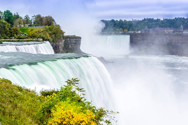 Niagara kuuluu Amerikan yhdysvaltojen ja Kanadan välillä. - Valokuva, kuva