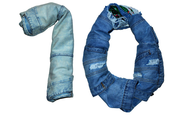 die isolierten Zahlen von 1 bis 10, die mit Jeans in verschiedenen Farben und Schattierungen ausgelegt sind - Foto, Bild
