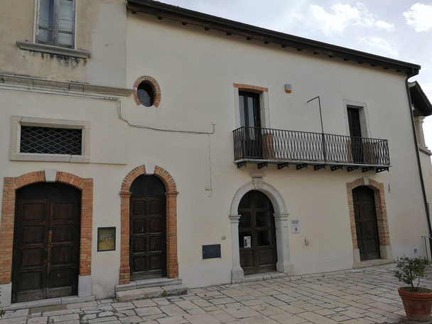Pietrelcina - Palazzo Bozzi, Archeoclub ve çok sayıda tarihi sergiler ekranda karargahı evleri cephe - Fotoğraf, Görsel